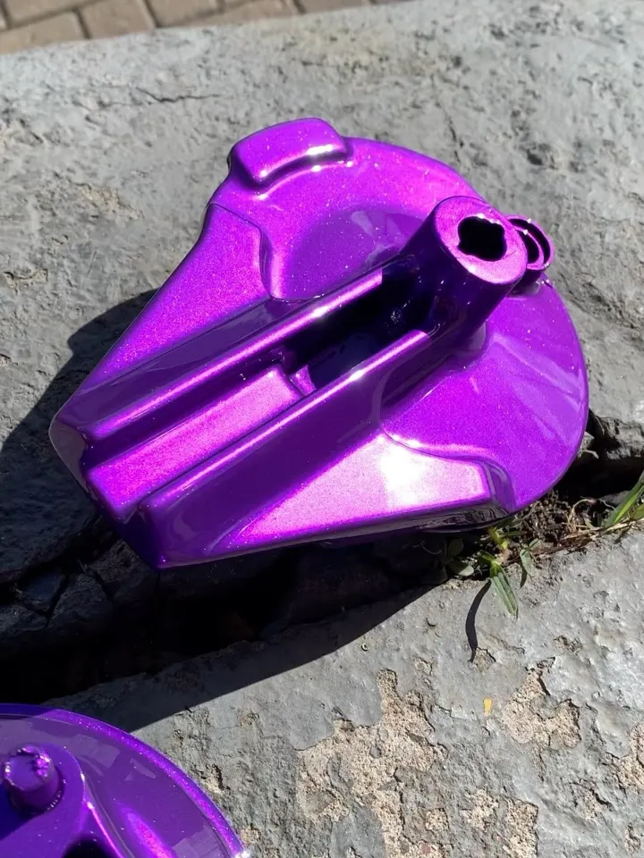 Peça de moto com pintura roxa metálica perolizada
