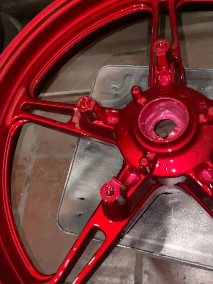 Roda de moto recuperada com pintura vermelha candy na Amigos da Roda