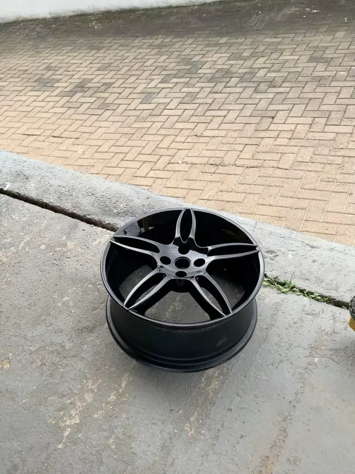 Roda esportiva recuperada com pintura preta brilhante